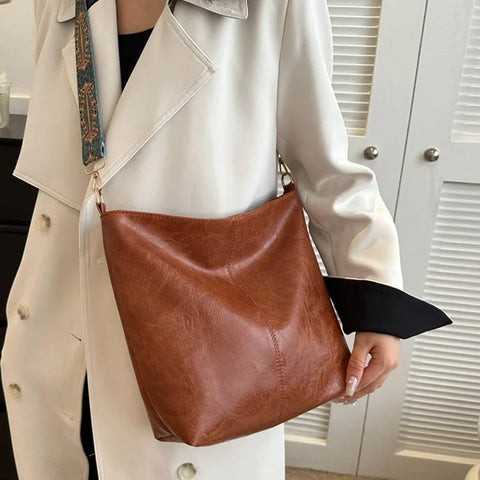 Solo Chic Bucket: Trendsetting Crossbody Essential