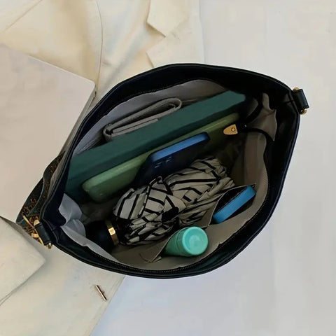 Solo Chic Bucket: Trendsetting Crossbody Essential