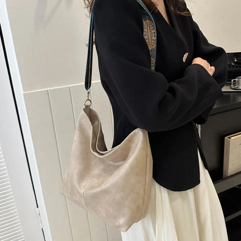 Solo Chic Bucket: Trendsetting Crossbody Essential