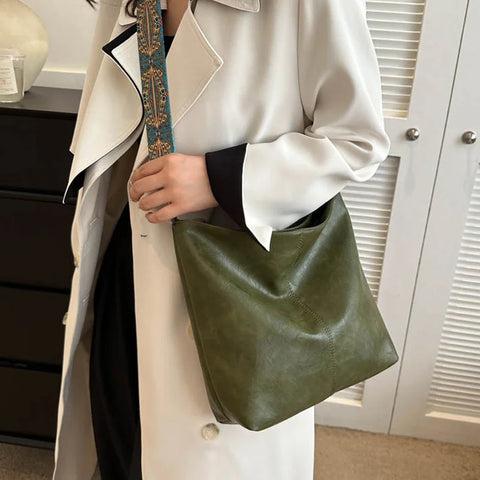 Solo Chic Bucket: Trendsetting Crossbody Essential