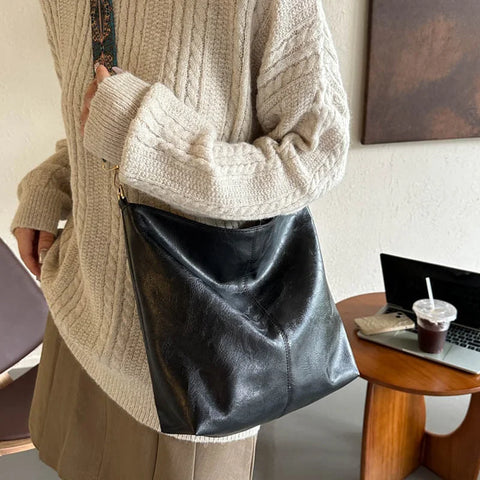 Solo Chic Bucket: Trendsetting Crossbody Essential