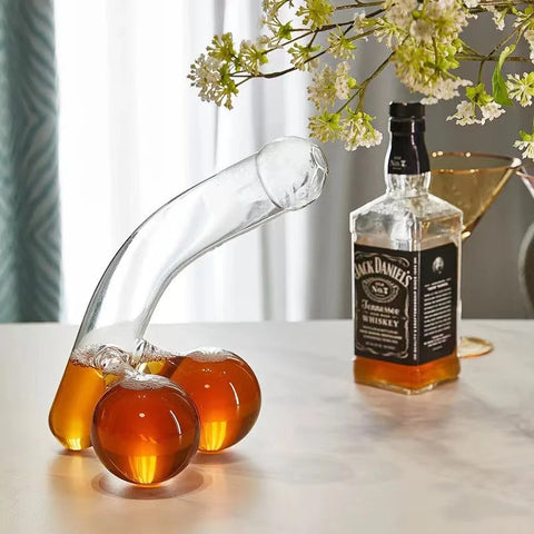 Cheeky Pour: 650ml Decanter for a Memorable Nightcap