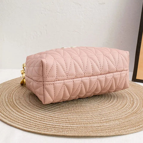 Chic Chain Charisma: PU Leather Crossbody Clutch